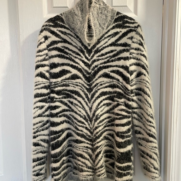 International Concepts Eyelash White Black Tiger Zebra LS Sweater Tunic SZ L - Picture 2 of 9